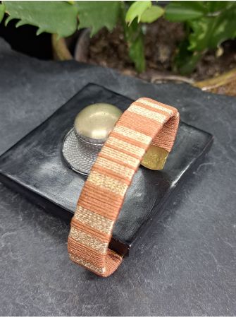 Manchette moyenne marron et cuivré.