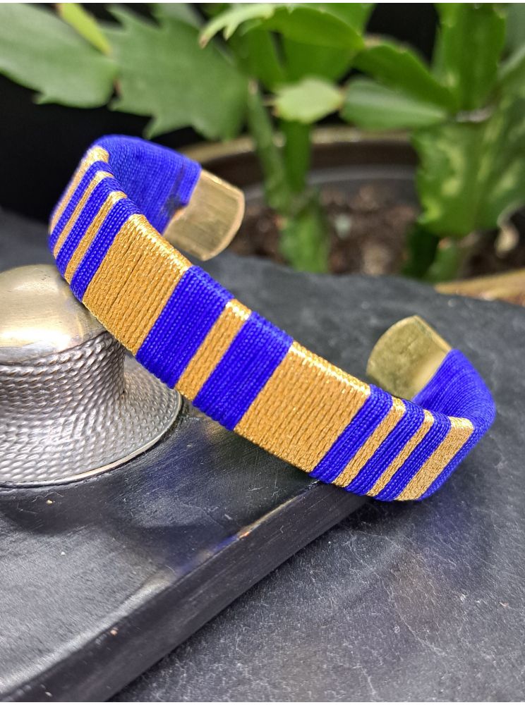 Manchette moyenne bleu roi et doré. Manchette moyenne bleu roi et doré.