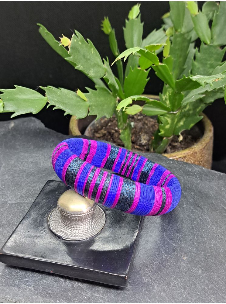 Jonc XL bleu roi, violet et métallisé bleu/noir. Jonc XL bleu roi, violet et métallisé bleu/noir.