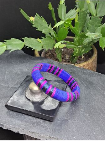 Jonc bleu roi, violet et bleu noir métallisé.