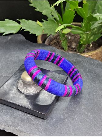 Jonc bleu roi, violet et bleu noir métallisé.