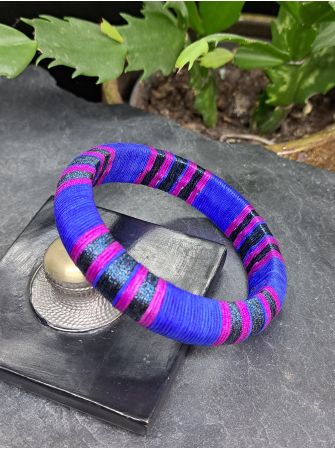 Jonc bleu roi, violet et bleu noir métallisé.