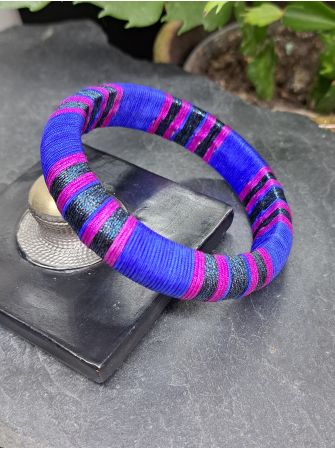 Jonc bleu roi, violet et bleu noir métallisé.