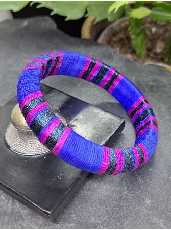 Jonc bleu roi, violet et bleu noir métallisé.