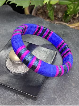 Jonc bleu roi, violet et bleu noir métallisé.