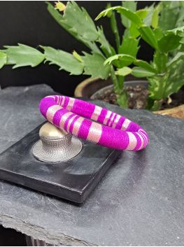 Jonc violet et mauve métallisé.