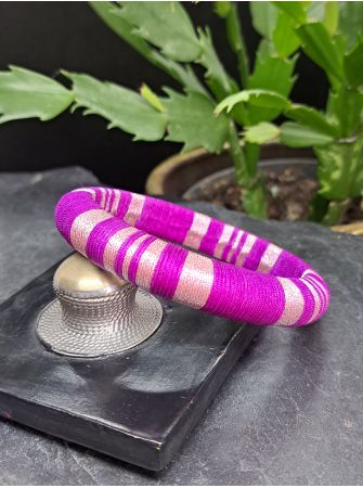 Jonc violet et mauve métallisé.