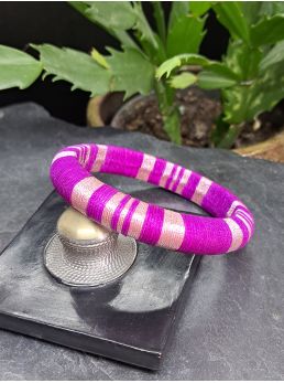 Jonc violet et mauve métallisé.