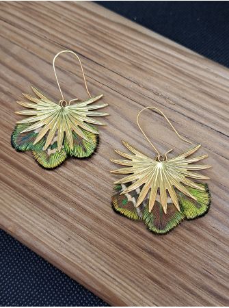 Boucles avec plumes.