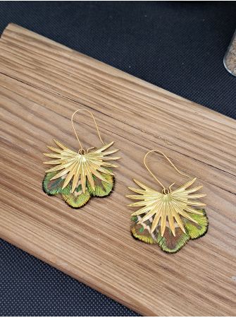 Boucles avec plumes.