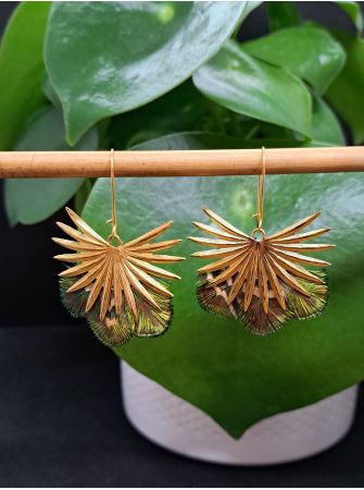 Boucles avec plumes.