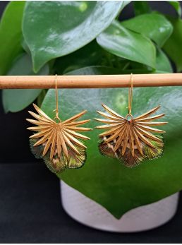 Boucles avec plumes.