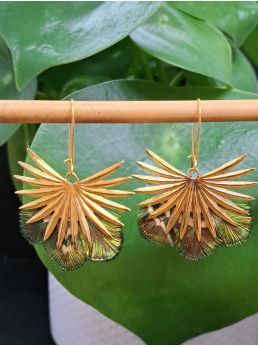 Boucles avec plumes.