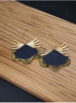 Boucles avec plumes.