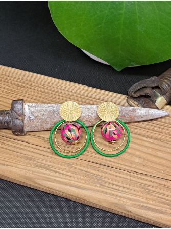 Puces ethniques, perle en bois rose, anneau vert