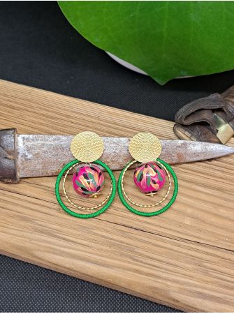 Puces ethniques, perle en bois rose, anneau vert