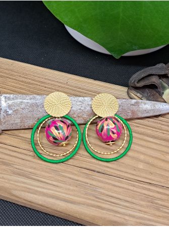 Puces ethniques, perle en bois rose, anneau vert