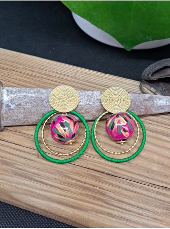 Puces ethniques, perle en bois rose, anneau vert