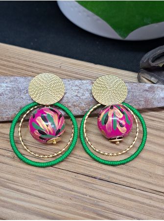 Puces ethniques, perle en bois rose, anneau vert