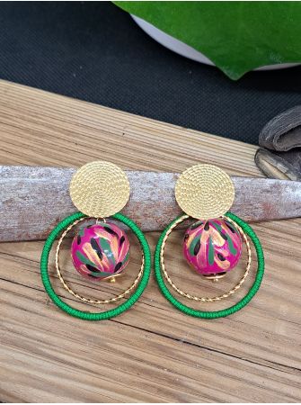 Puces ethniques, perle en bois rose, anneau vert