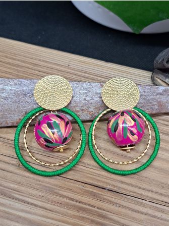 Puces ethniques, perle en bois rose, anneau vert