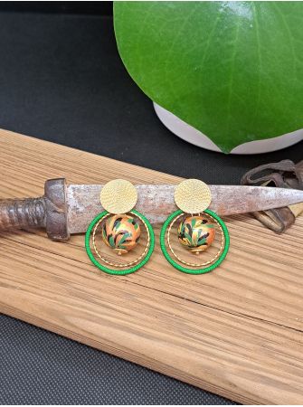 Puces ethniques, perle en bois cuivrée, anneau vert