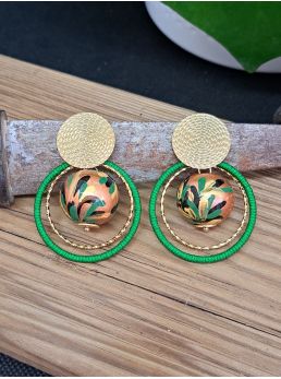 Puces ethniques, perle en bois cuivrée, anneau vert