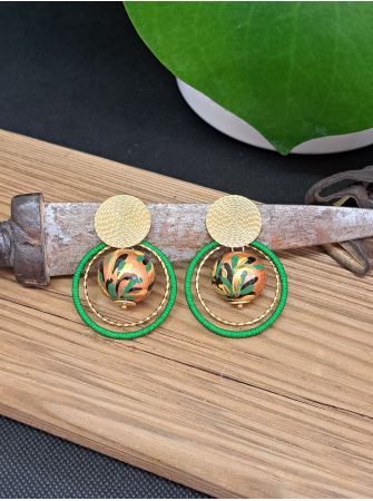 Puces ethniques, perle en bois cuivrée, anneau vert