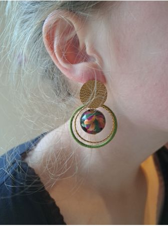 Puces ethniques, perle en bois cuivrée, anneau vert