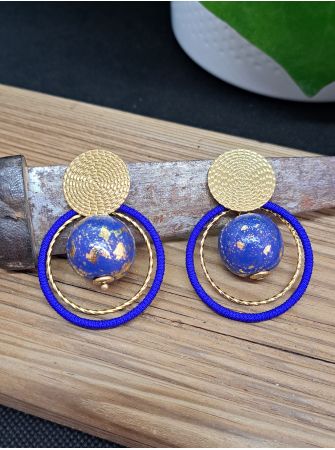 Puces ethniques, perle en bois bleu nuit, anneau bleu roi