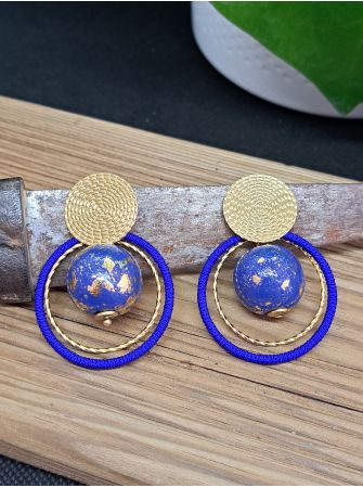 Puces ethniques, perle en bois bleu nuit, anneau bleu roi