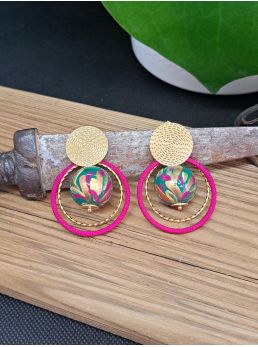 Puces ethniques, perle en bois verte, anneau rose