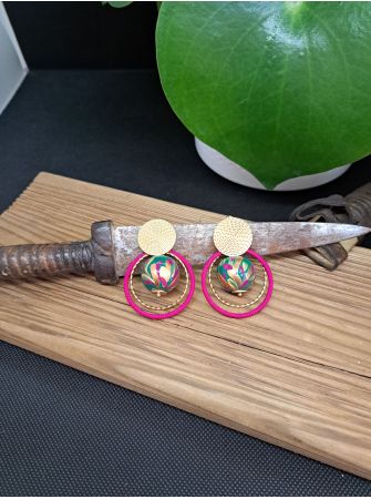 Puces ethniques, perle en bois verte, anneau rose