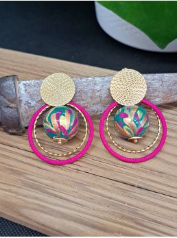Puces ethniques, perle en bois verte, anneau rose
