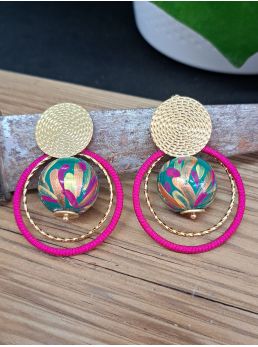 Puces ethniques, perle en bois verte, anneau rose