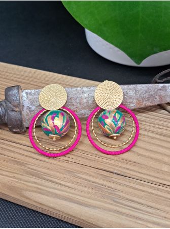 Puces ethniques, perle en bois verte, anneau rose