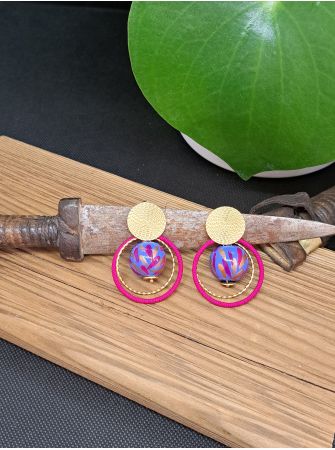 Puces ethniques, perle en bois bleu lavande, anneau rose