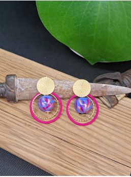 Puces ethniques, perle en bois bleu lavande, anneau rose
