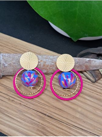 Puces ethniques, perle en bois bleu lavande, anneau rose