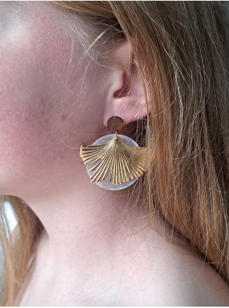 Puces en bois, coquillage et breloque.