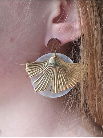 Puces en bois, coquillage et breloque.