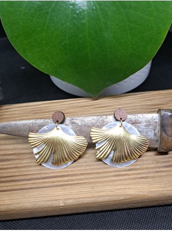 Puces en bois, coquillage et breloque.