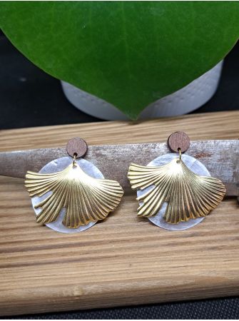 Puces en bois, coquillage et breloque.