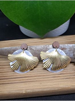 Puces en bois, coquillage et breloque.