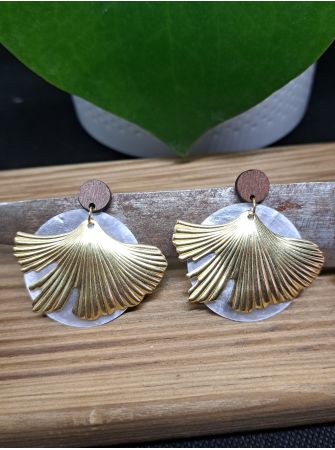 Puces en bois, coquillage et breloque.