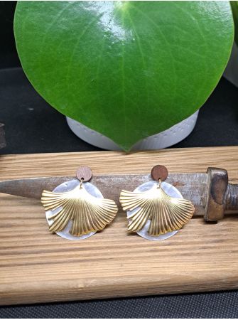 Puces en bois, coquillage et breloque.