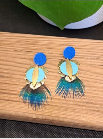 Puces cuir bleu cuir, feuille monstera et plume de paon.