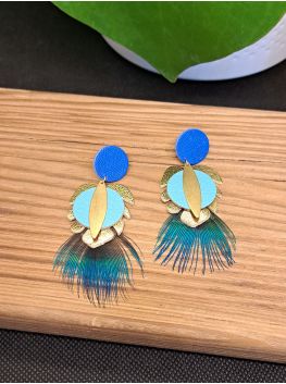 Puces cuir bleu cuir, feuille monstera et plume de paon.