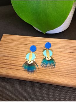 Puces cuir bleu cuir, feuille monstera et plume de paon.