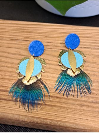 Puces cuir bleu cuir, feuille monstera et plume de paon.